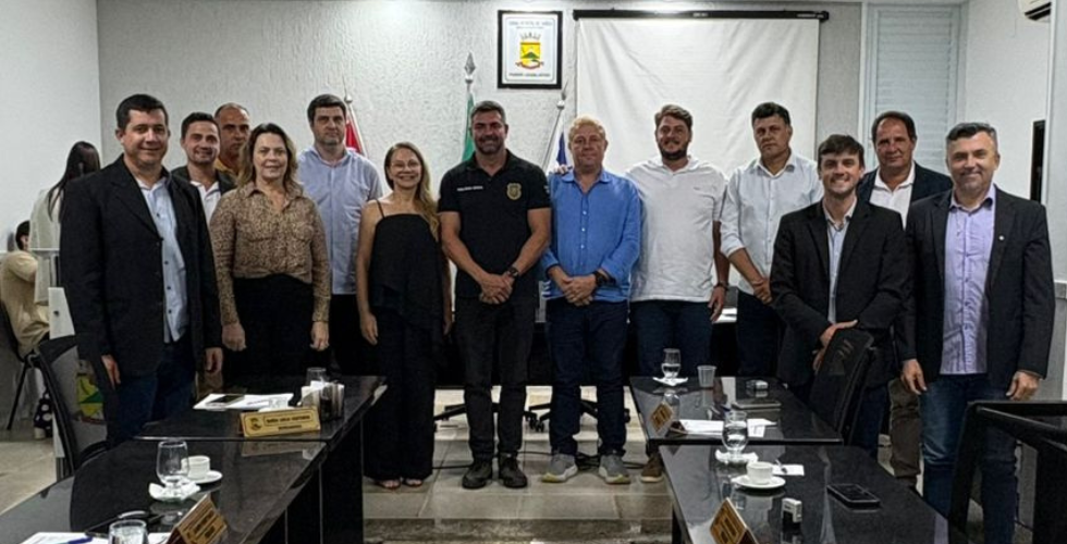 Camara recebe o Delegado Leandro Piquet. titular da Delegacia Especializada de Proteção ao Meio Ambiente