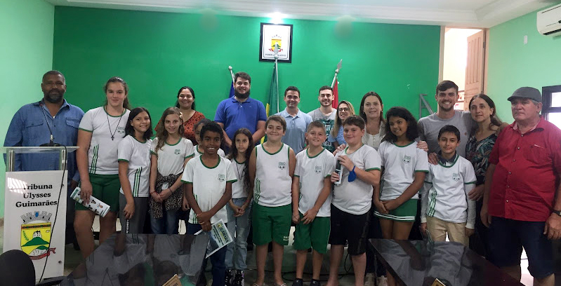 Alunos das Escolas Municipais realizam visita a Câmara Municipal 