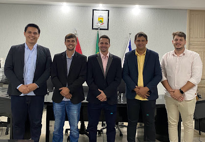 Em Sessão Solene da Câmara de Vereadores, com a presença do Prefeito, foi feita posse da Nova Mesa Diretora.